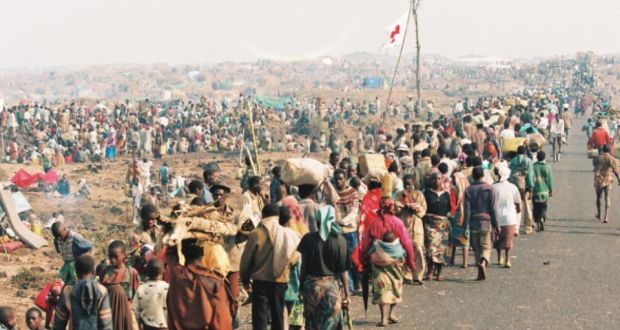 Rwandan refugees enter DRC with all of their possessions after fleeing in June 1994. (Photo: Liam Burke/Press 22/Concern Worldwide)