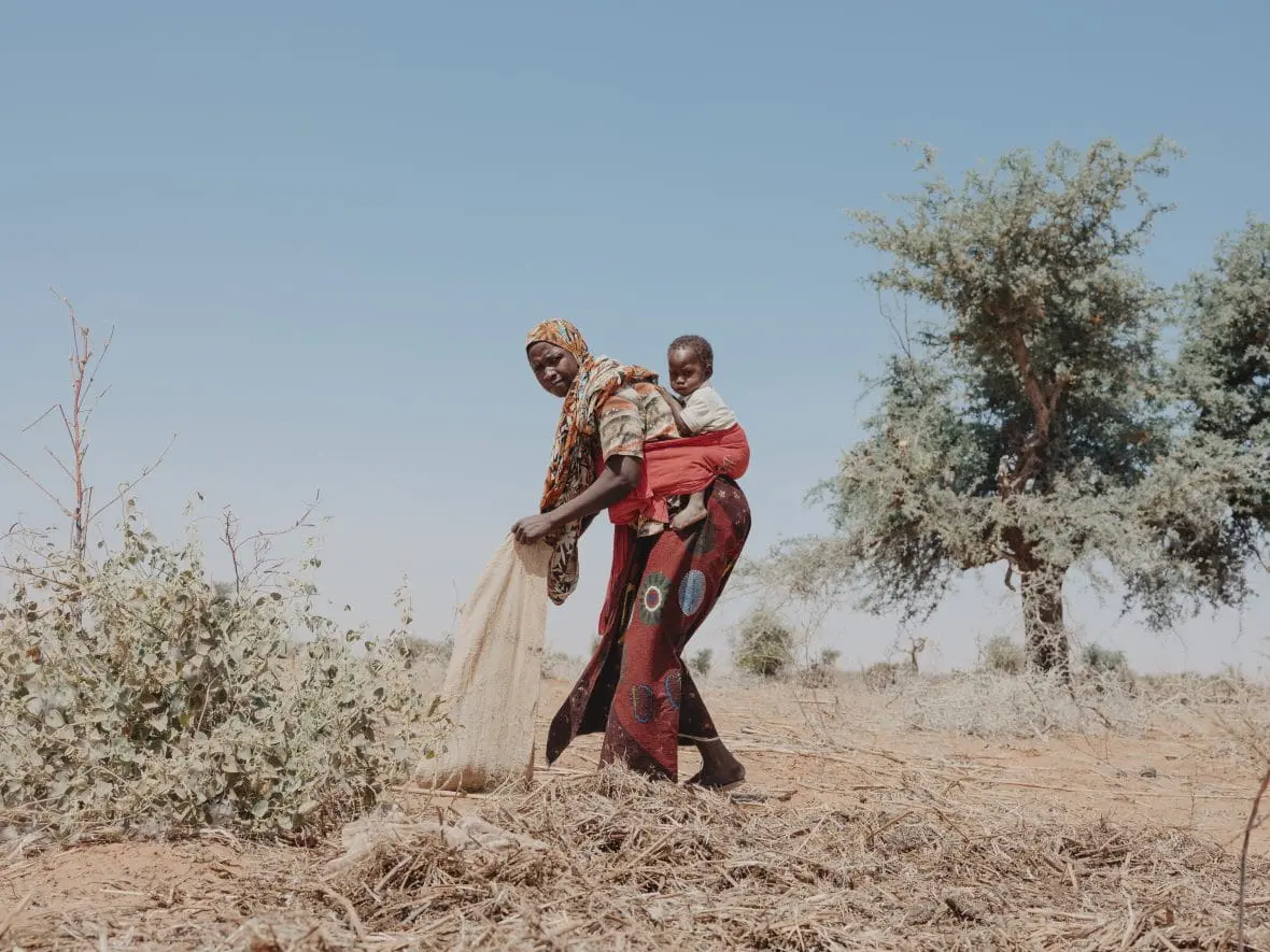 Mme Sadi Oumale, her daughter Laïla on her land with her 2 sons near Village of Allela.