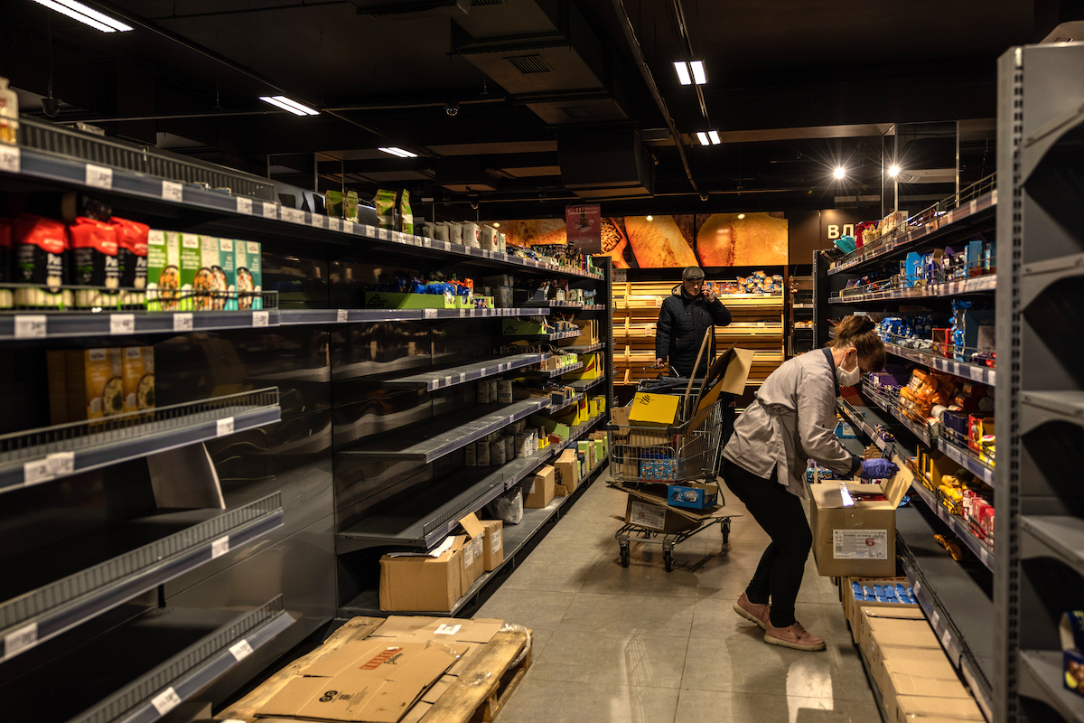 Empty shelves in a supermarket in Mykolaiv, shortly after the beginning of the war in Ukraine. (Photo: Stefanie Glinski/Concern Worldwide)