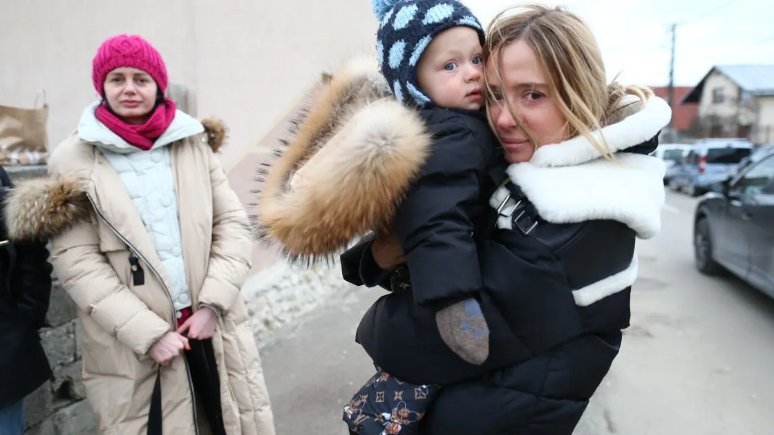 Ukrainian refugees entering Romania at a border crossing. (Photo: Silviu Filip/Concern Worldwide)