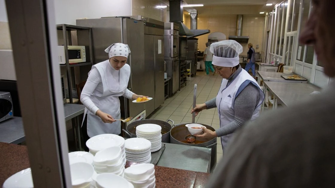 A meal preparation in Khmelnitsky. With local and JERU partners, Concern is providing food, hygiene supplies, and bedding through eight local humanitarian hubs across two oblasts (regions) of western Ukraine. (Photo: Kieran McConville / Concern Worldwide)