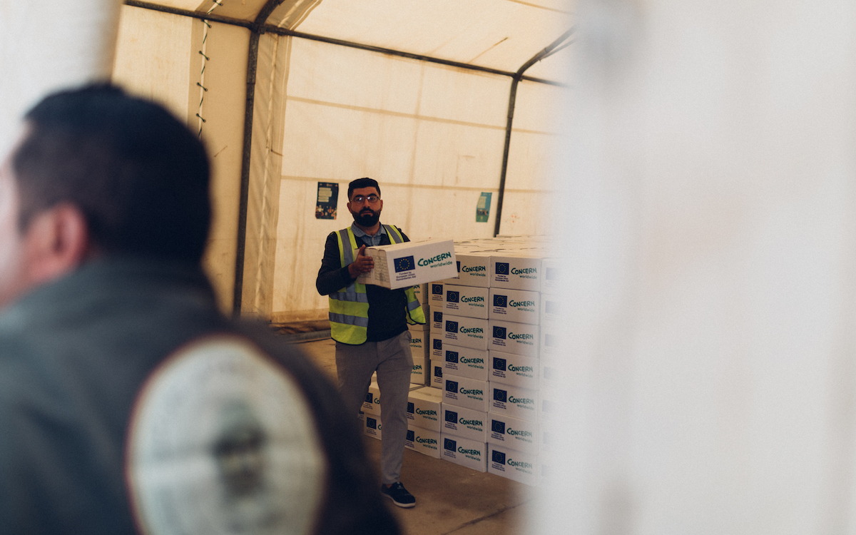 People receive hygiene kits at Khanke IDP site in Duhok in Iraq. (Photo: George Henton / Concern Worldwide.)