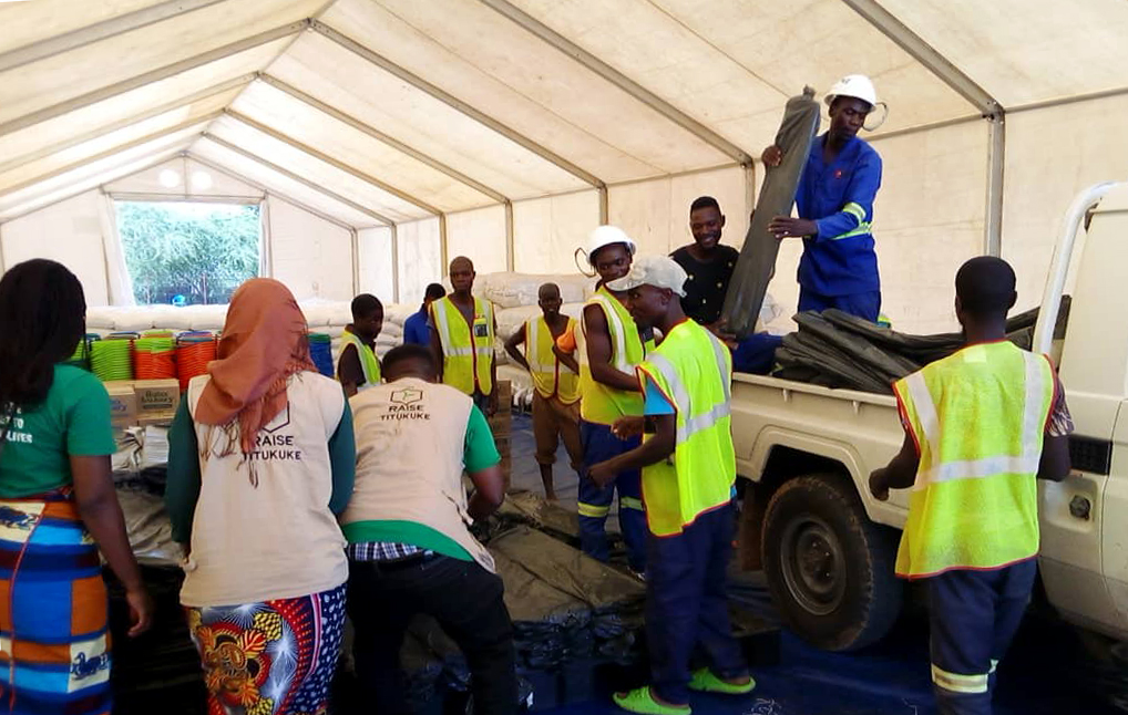 Concern Team in Nsanje assist in distributing items to 500 displaced houses sheltering in camps due to Cyclone Freddy. (Photo: Concern Worldwide)