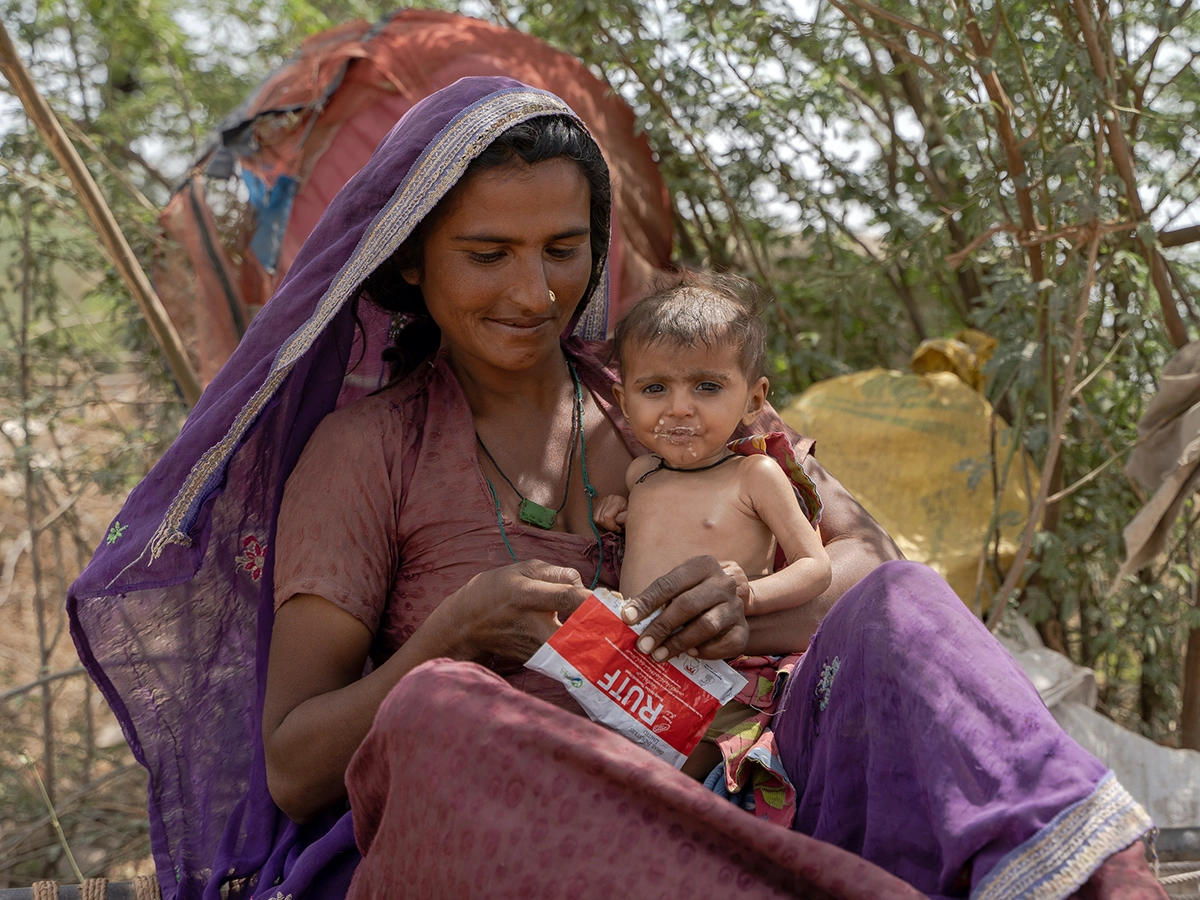 Jamna feeds her daughter Shanti RUTF in Pakistan. (Photo: Arif Shad/Ingenious Captures/Concern Worldwide)