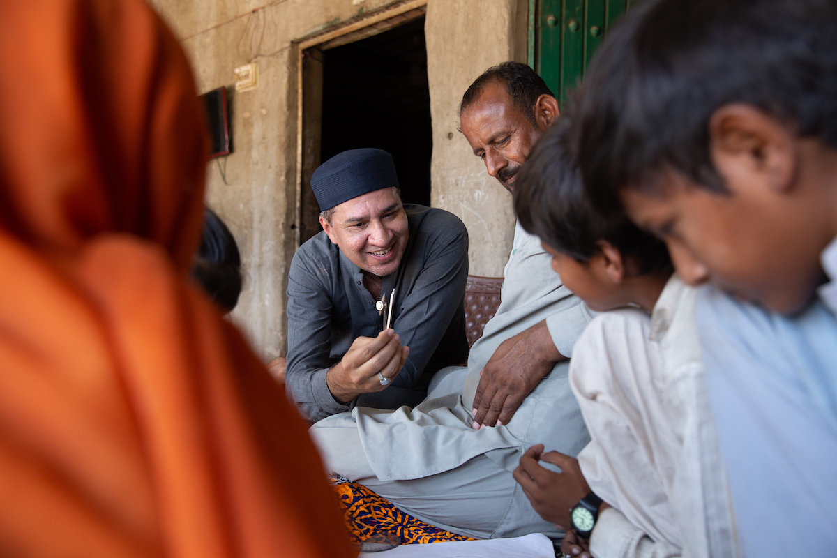 Ali Salman Anchan along with Mumtaz Ahmed interact with Maula Dinno's family in their home in Sindh. (Photo: Zoral Khurram Naik/DEC/Concern Worldwide)