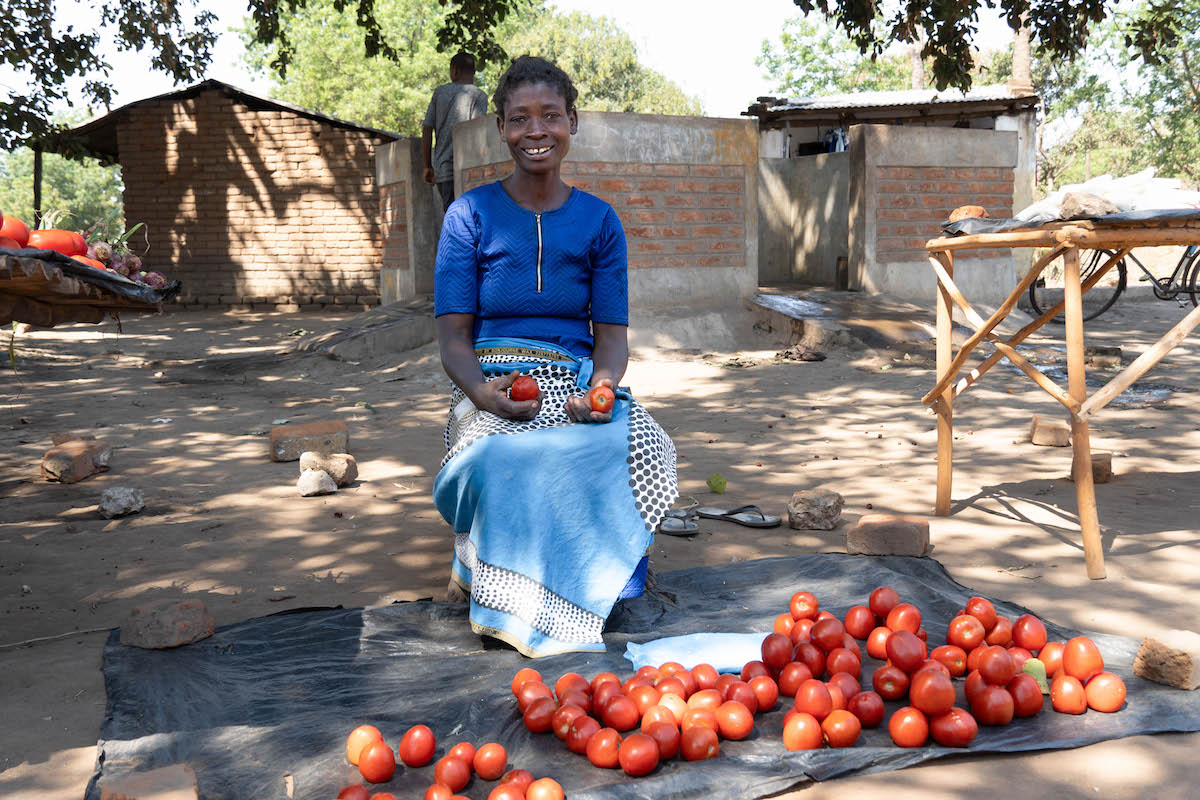 Gertrude Short sells her tomatoes. Gertrude and her family live in Rodreck 2 village, Chikwawa District. (Photo: Chris Gagnon/Concern Worldwide)