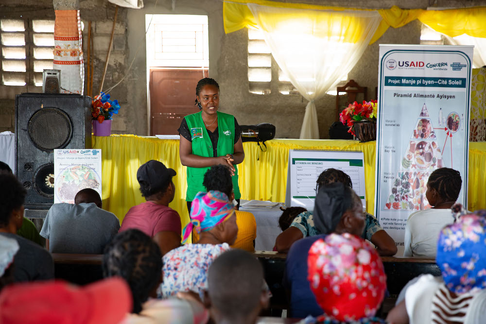 Michaelle Appolon, Agent de terrain polyvalent for Concern Worldwide in Haiti at a nutrition information session organized by Concern Worldwide in Cité Soleil, Port-au-Prince. Photo: Kieran McConville/Concern Worldwide