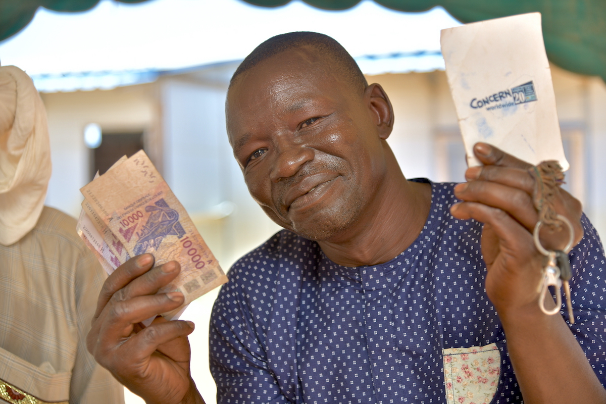 A cash distribution at Concern Niger.