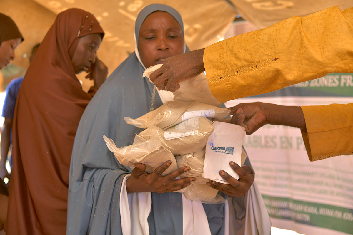 Mariama Hamidou receives 6 kilograms of fortified flour from Concern Niger. Farming is the main source of income for people living in the village of Salkadamna, in the Tahoua region, but extreme conditions have left people unable to meet their basic needs. (Photo: Concern Worldwide)