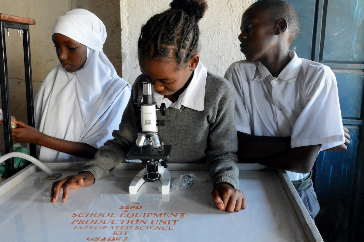 Students at Walda Primary School actively using equipment from the mobile laboratories. (Photo: Shaloam Strooper/Concern Worldwide)