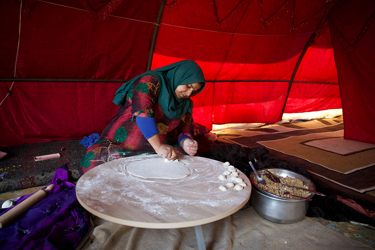 Ramya* (29) prepares shashbark for her family of nine. She rolls out the dough to prepare shish barak (meat dumplings cooked in a garlic and yogurt sauce). Because of finances, she uses lower quality fillings. Syria is one of five countries where hunger rates have gotten worse since 2000. (Photo: Ali Haj Suleiman/DEC/Fairpicture)