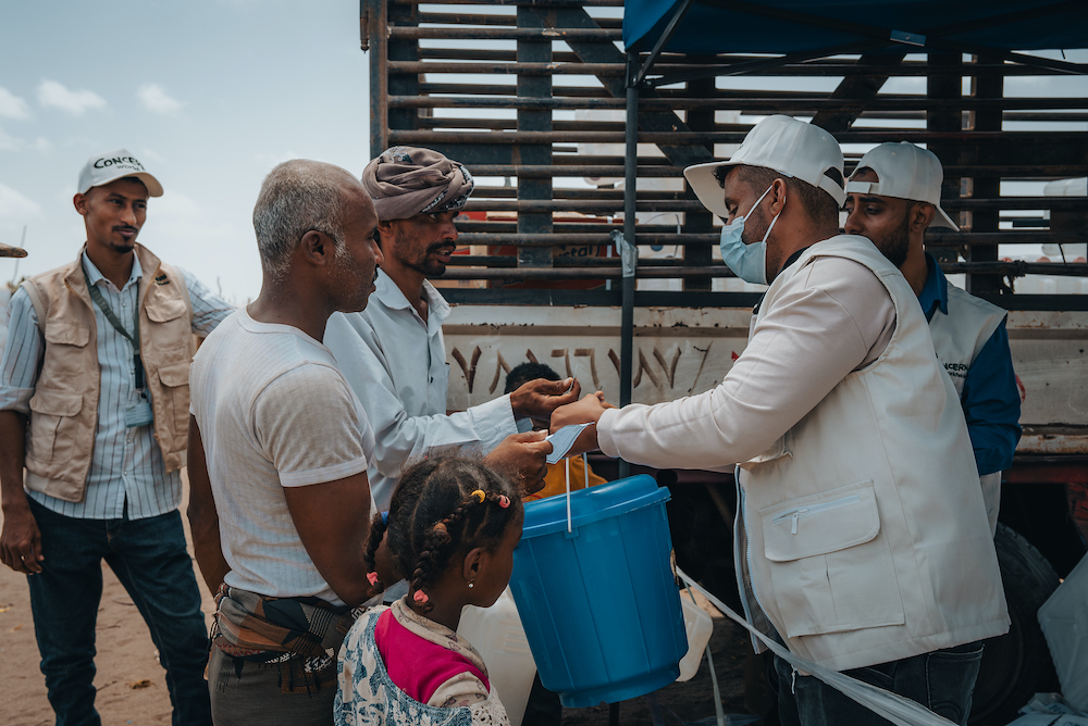 Displaced people at Al-Salam City IDP camp receive cholera/hygiene kits and containers provided by Concern. (Photo: Ammar Khalaf/Concern Worldwide)