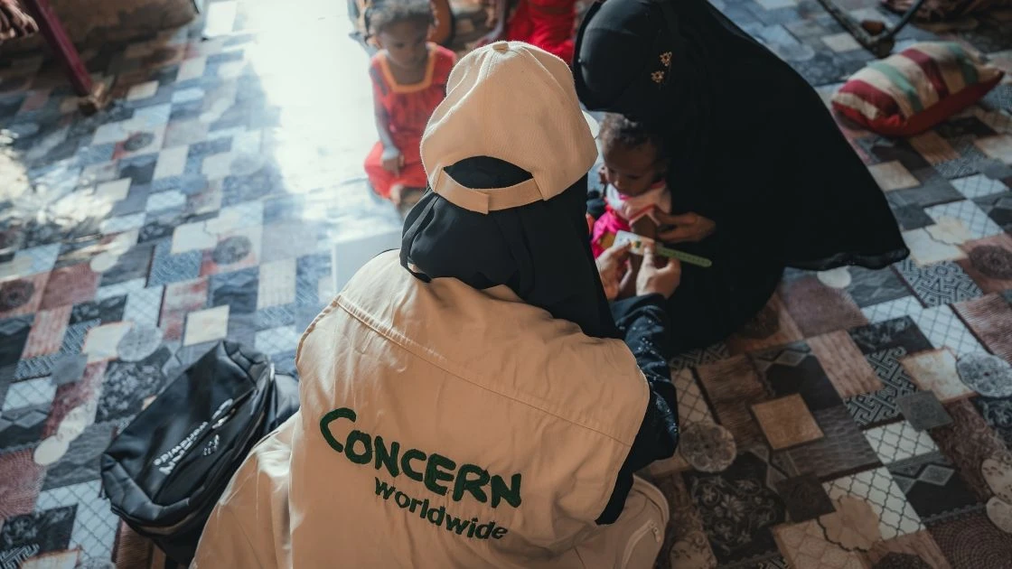 Community Health Volunteer (CHV) supported by Concern conducts home visits in the Tuban district, Yemen. (Photo: Ammar Khalaf/Concern Worldwide)