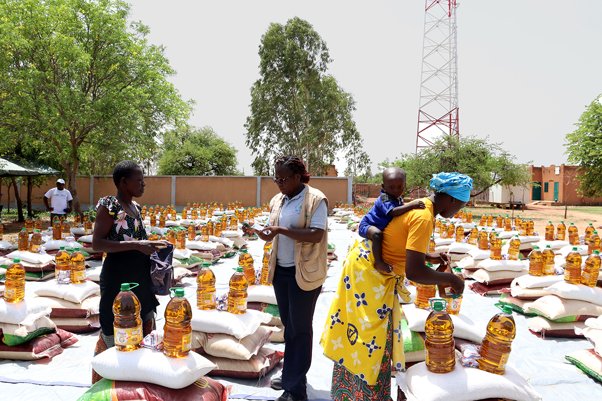 A Concern-led food distribution in Gounghin, Burkina Faso, part of a USAID-funded emergency response. (Photo: Concern Worldwide)