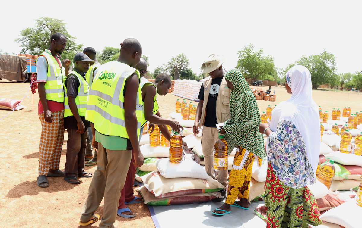 Concern staff checking and unloading produce for the distribution of food in Koupéla area. (Photo: Concern Worldwide)