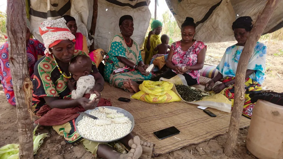 Group grinding maize