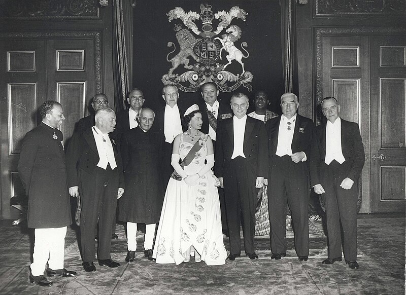 Kwame Nkruman (back row, far right) with Queen Elizabeth II and the other leaders of the British Commonwealth at a 1960 conference. (Photo: Public Domain)