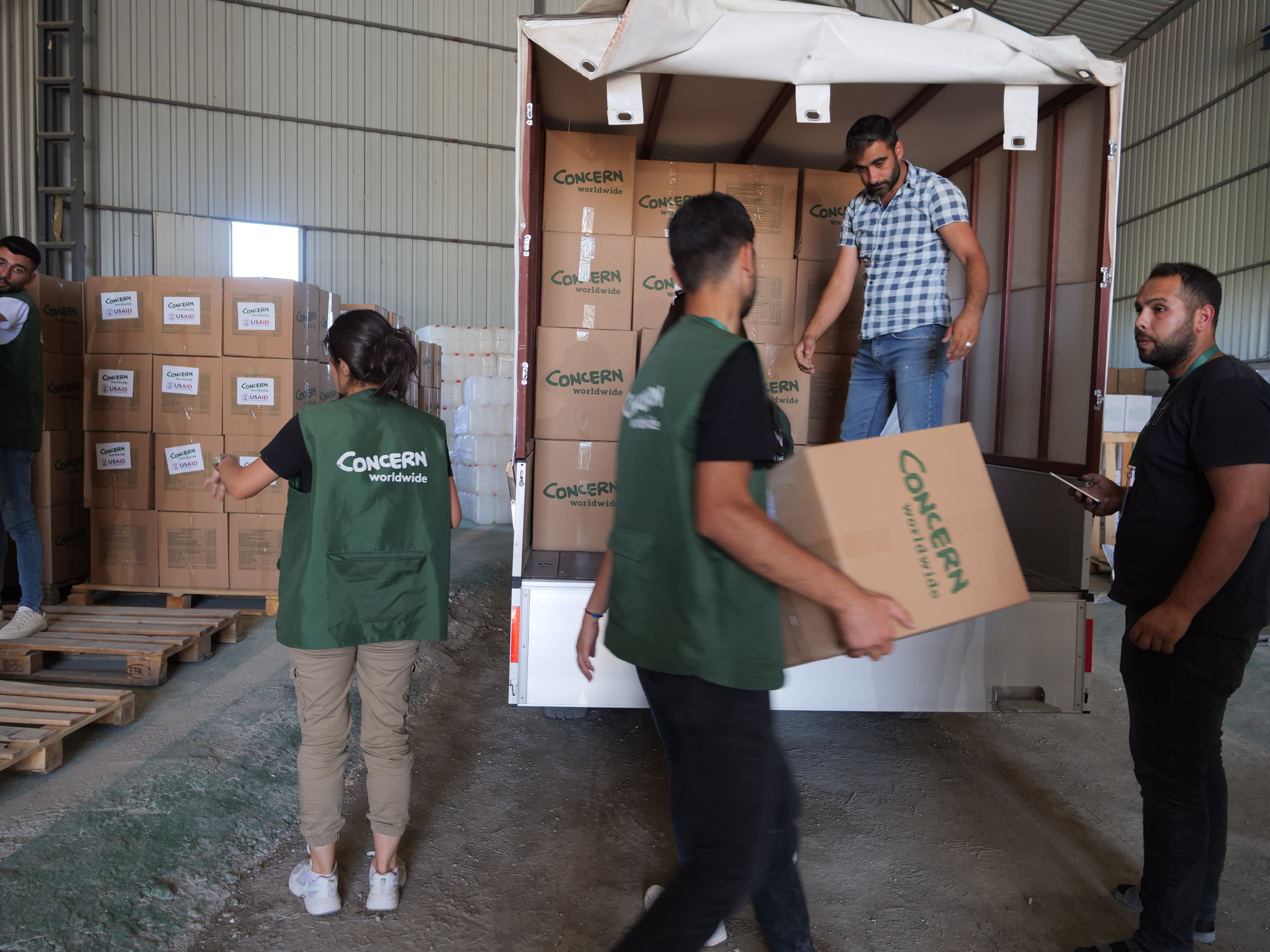 Items are loaded into a vehicle for distribution at a warehouse in Türkiye